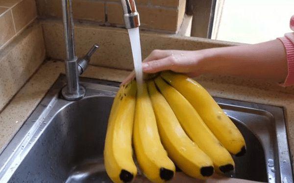 香蕉能不能放入冰箱冷藏 为什么（香蕉为什么不能放在冰箱冷藏）