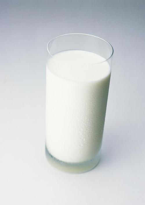 过夜的牛奶可以喝吗（纯牛奶打开过夜后能喝吗）