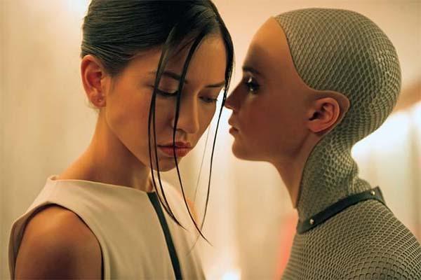 以前看过的一部关于日本科幻片的电影 女主角是一个受到刺激不断变身的机器人 最后被整个国家追捕