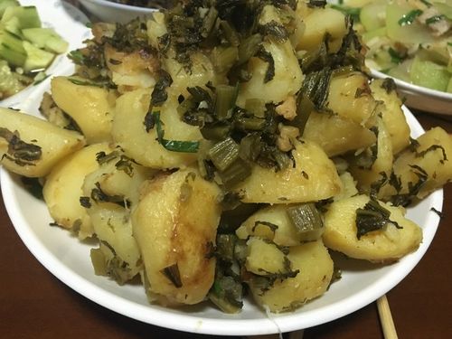 土豆染酸菜这道菜怎么做最正宗（土豆和酸菜最简单的做法）