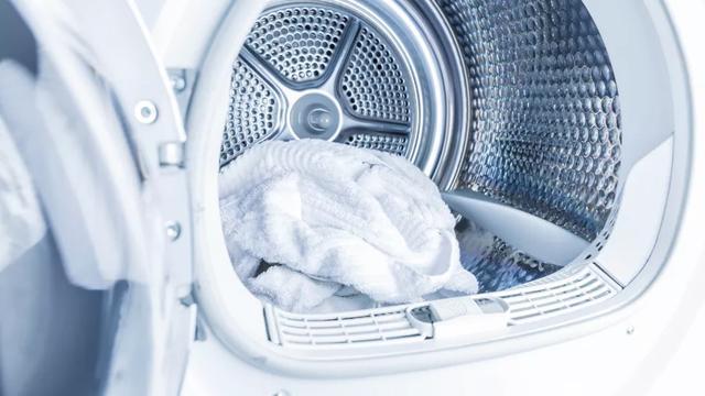 衣服有水可以放进干衣机吗（刚洗完的衣服能立即放进干衣机吗）