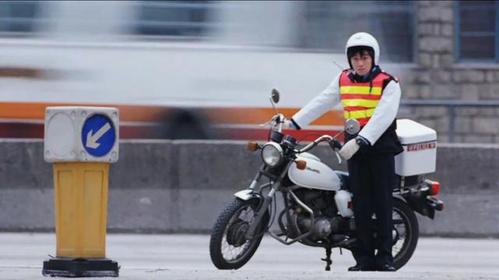 港囧里面开始张国荣骑摩托车带着一个女的那是什么电影里面的