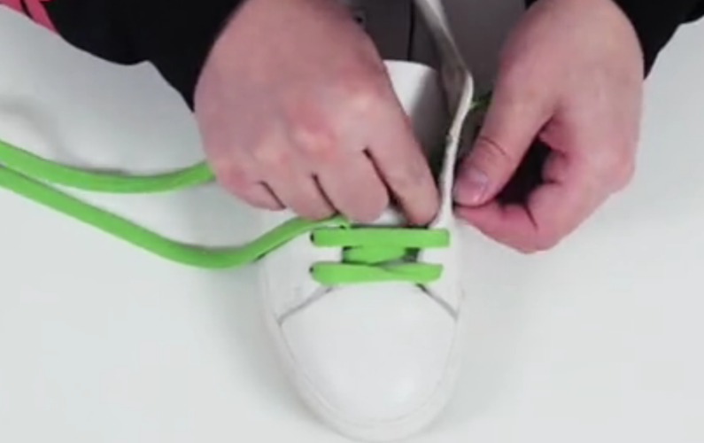 一边3个孔系鞋带的方法（一排四个孔的系鞋带多种方法）
