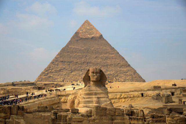 埃菲尔铁塔高还是金字塔高胡夫金字塔