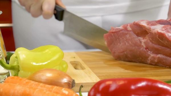 切过生肉的刀用洗洁精洗可以吗（切完生肉的案板洗洁精能去除吗）
