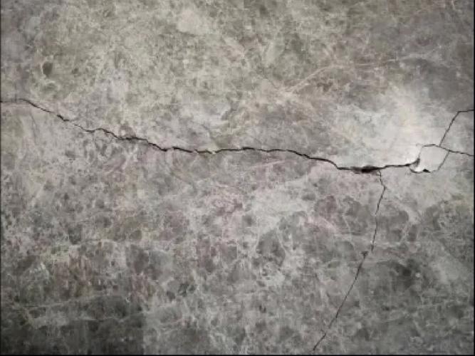 地板砖突然裂开是什么原因，地板砖为什么突然开裂鼓起来