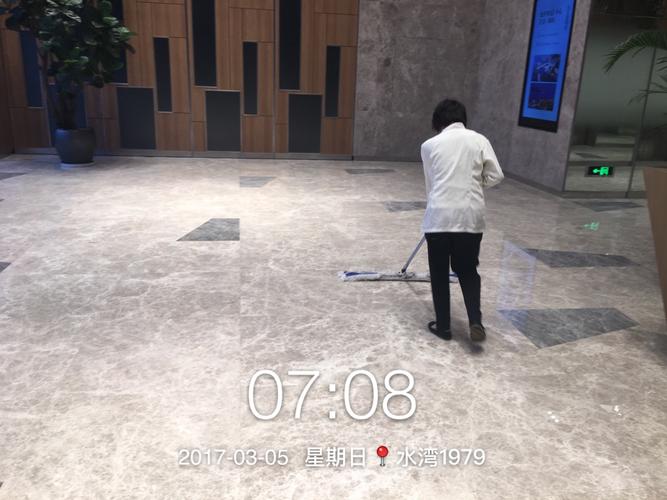 保洁刮地板的正确手法（开荒保洁地板怎么拖了不留痕迹）