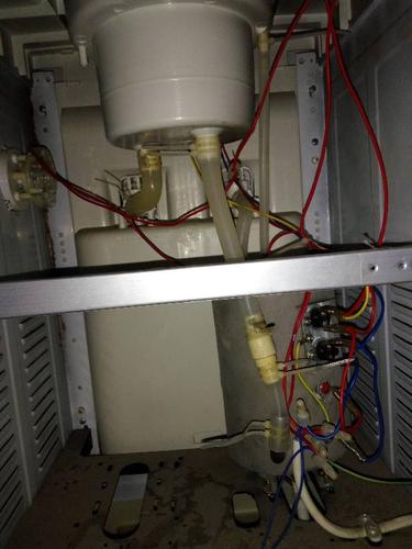 饮水机加热制冷不通电是哪里坏了，饮水机制冷通电制热不通电