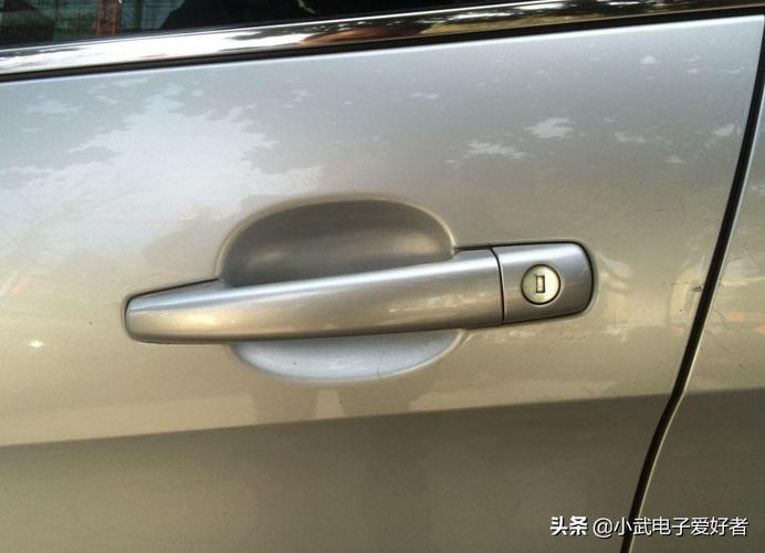 汽车没有拔钥匙车门锁什么原因（车钥匙没拔车门上锁了怎么回事）