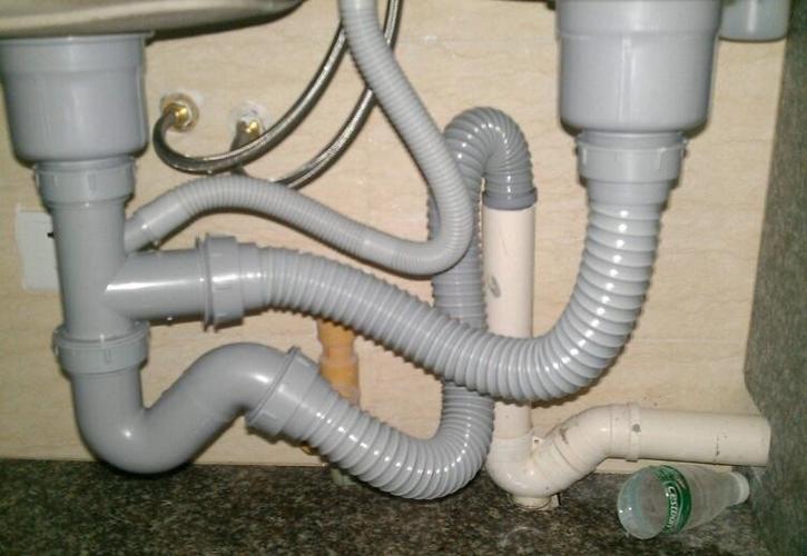 厨房下水软管怎么和下水管道接