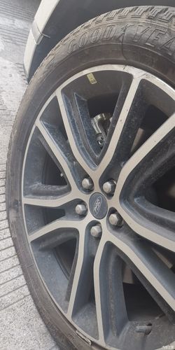 轿车轮胎侧面破了针眼大小的洞 补了还能用吗 可以跑高速吗（轮胎侧面划伤修补后能跑高速吗）