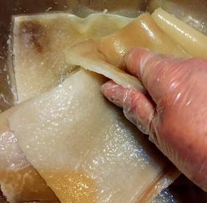 做肉皮冻的肉皮如何去除油脂和毛（做皮冻怎样快速去除猪皮的油脂）