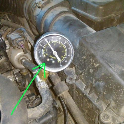 打开汽油车油盖有好大的气压 正常吗，汽车油箱打开时有气压是怎么解决