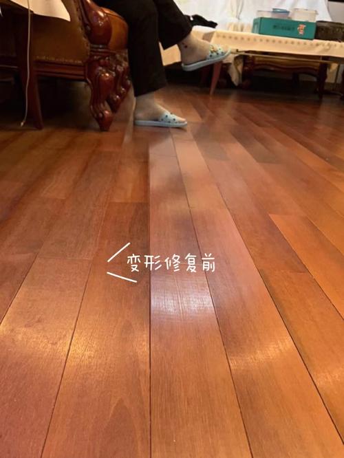 木地板上的乳胶漆怎么祛除 急急急（木地板去除乳胶漆最简单的方法）