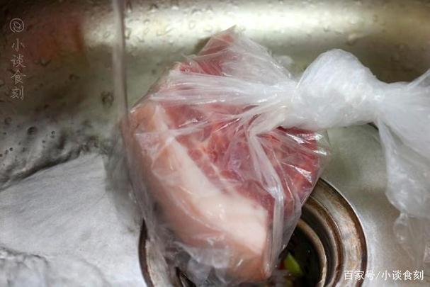 猪肉放冰箱冰了几天后表面好像成了死肉一样白白的 拿出来解冻的时候发现的（冷冻猪肉解冻后有发黄的地方）