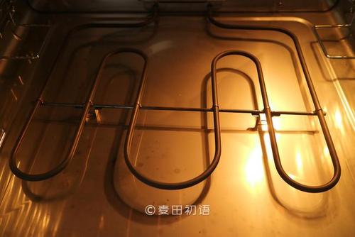 电烤箱加热管 虽然加热但是管不红 这是为什么，电烤箱加热管不发红但是有温度