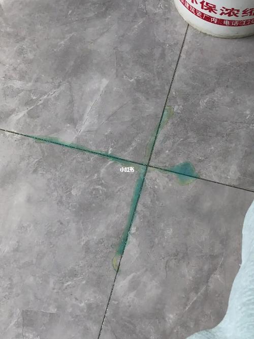 如何彻底清除狗在地板砖上的尿渍，狗狗在瓷砖上的陈旧尿渍怎么去除