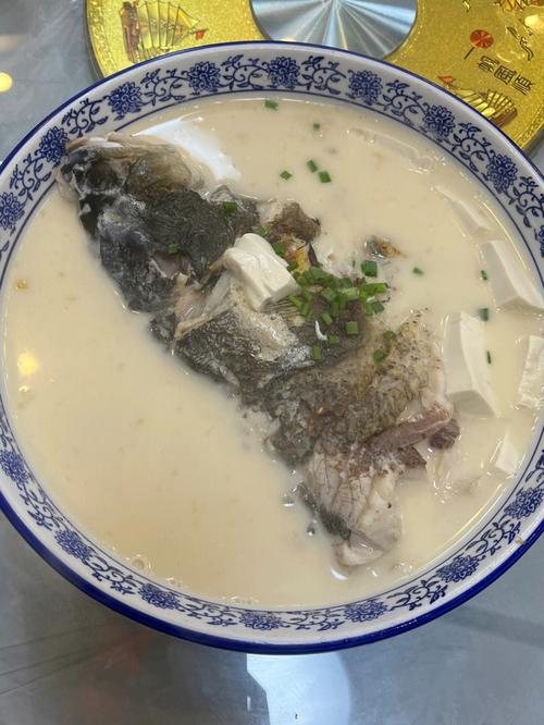 清炖鱼头汤的做法