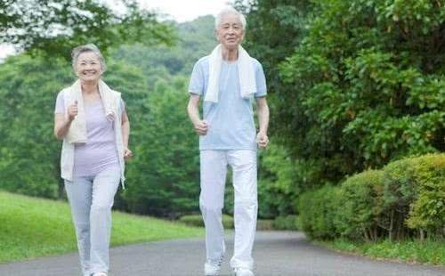 60岁健康男人每天走路多少合适（70岁男人每天快走多少步合适呢）