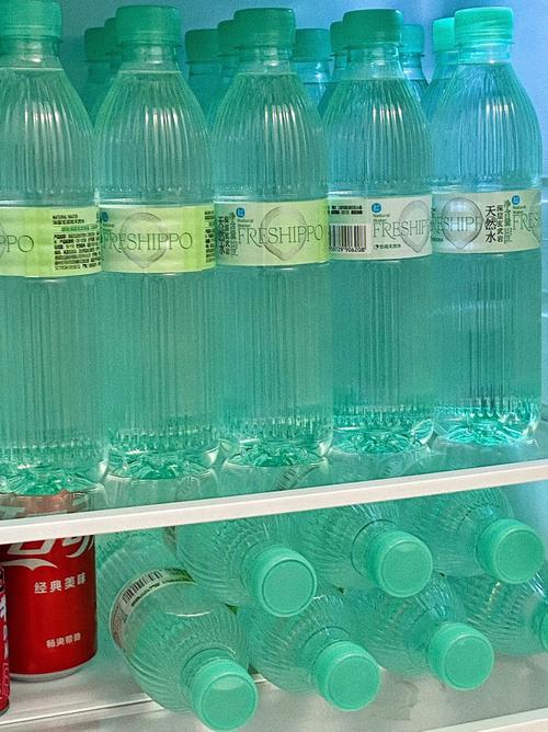 一瓶水在冰箱了冻了一个星期多在拿出来喝对身体好吗（水放在冰箱冻成冰吃了有什么危害）