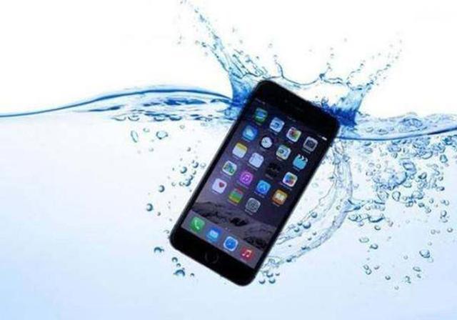 苹果手机掉水里马上捞出会进水吗