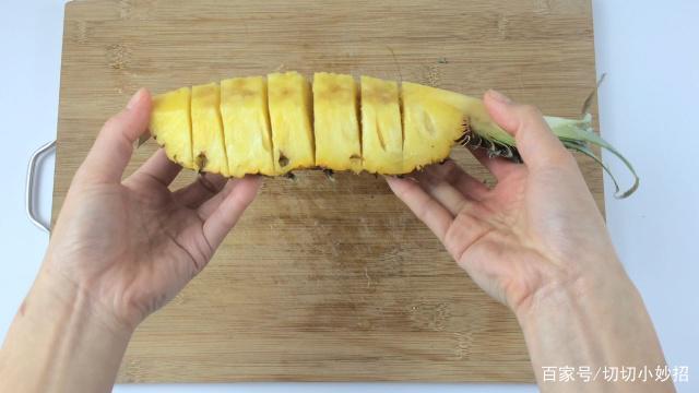 如何快速切菠萝的小窍门（菠萝怎么切最简单方法）