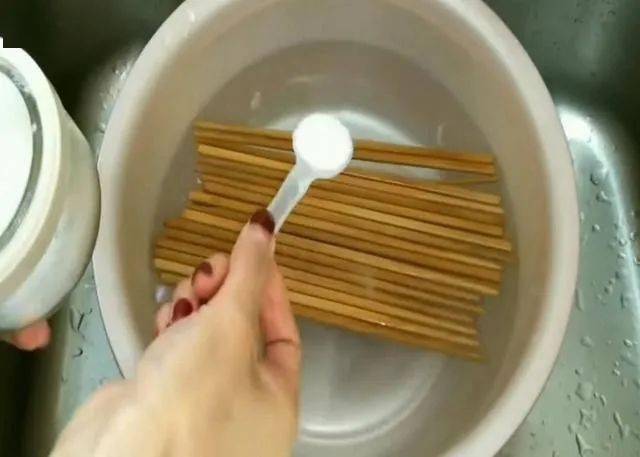 筷子头上的金属污垢怎么去除（筷子上面的金属污渍怎么去除）