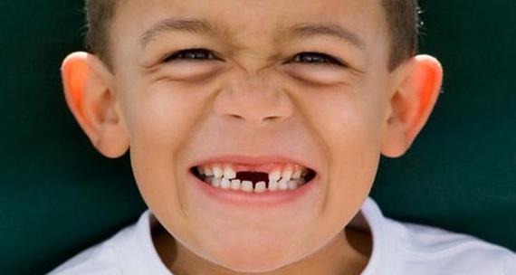 小孩换牙期间要给孩子吃些什么东西牙齿才会长得好（儿童换牙期吃什么有助于牙齿脱落）
