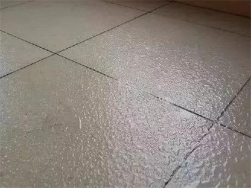地板砖上老是有水怎么办 什么原因（地板砖下面有水怎么快速去水）