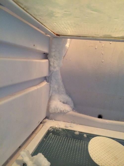 冰箱流水孔总结冰怎么回事（冰箱出水口附近有冰是怎么回事）