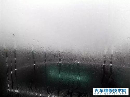 阴雨天车窗外玻璃起雾怎么开空调