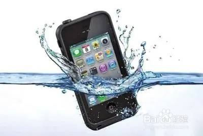 苹果手机掉水里马上捞出来有问题吗